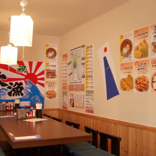 お二階あります。二階席34名様まで収容可能。貸切もＯＫです。