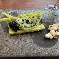 イル ギオットーネ ディ ピュー - ヤングコーンの炭包み焼きとポップコーン
