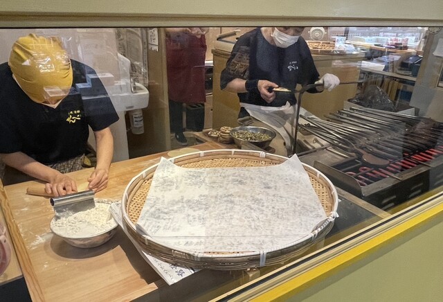 小山せんべい JR新青森駅店 - 新青森（せんべい）の写真