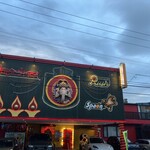 マジックスパイス - お店外観　派手派手だぜ！笑