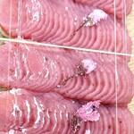 菜食健美 里味 - さくら団子　包んでくれた時（店内撮影）　潰れてなくてとってもデコレーションも素敵なんです　byまみこまみこ