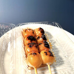 菜食健美 里味 - みたらし団子の方は、餅米100%の団子の香ばしさを味わうって感じです　byまみこまみこ