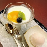 人形町 今半 - 杏仁豆腐と桃のジェラート