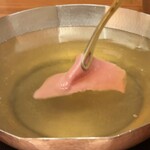 北新地しゃぶしゃぶすき焼き きらく - お店の方が1枚しゃぶしゃぶしてくれます。