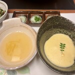 北新地しゃぶしゃぶすき焼き きらく - 左:白ポン酢と右:胡麻ダレ
