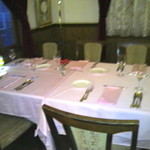 シェフ・ド・フランス - 店内(携帯で撮影)お客さんが居ないテーブルをパシャ