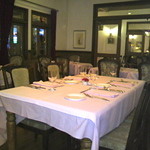 シェフ・ド・フランス - 店内(携帯で撮影,暗い店内で写りが悪いです)