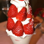 シェフ・ド・フランス - イチゴパフェ アップ   イチゴは新鮮で美味しかったです