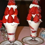 シェフ・ド・フランス - イチゴパフェ 高さは30cm位ありイチゴは10個位あります