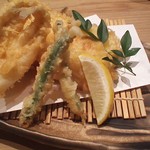 前見屋 - きすと春野菜の天ぷらです！天つゆと藻塩お好みで♪