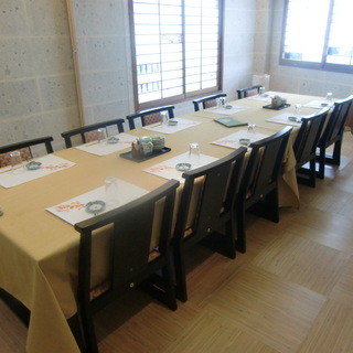 【2階／名尾和紙の部屋】名尾和紙を使用した贅沢個室。壁で仕切れば個室としても。