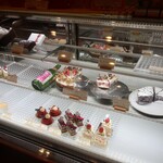 パティスリーマサ - ショーケースの様子。