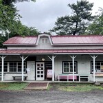 赤い屋根の喫茶店 駅舎 - 