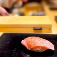 鮨処 やまと - 大トロ。 ここまで脂がのってて融点が低ければ、シャリの温度に関係なく、 脂の旨味が蕩けだします。 こんもりと山高なフォルムが系譜を感じさせますね。