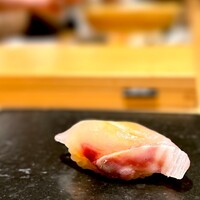 鮨処 やまと - イサキ。 これも素晴らしい鮨でした。 今年は全国的にイサキが旨い。 脂ののり、旨味ともに絶好調。 シャリとの相性も素晴らしい。