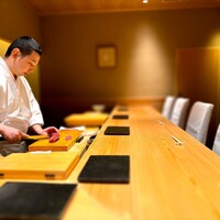 鮨処 やまと - 安井大和大将。 ８名のL字型カウンター。 大将を囲んでコミュニケーションがとりやすい配置。 僕はL字型カウンター好きです。