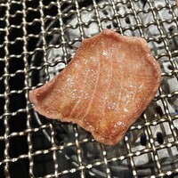 日本焼肉はせ川 表参道店 - 最初の1枚 コレが歯触りも旨味も最高でした(⸝⸝>ω<⸝⸝)♪