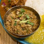 ハルダモンカレー - A + B + C  1800円
                                B.クリーミーラムキーマ