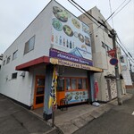 HIMALAYAN SAKURA - 外観。お店の向かって左側が駐車場！