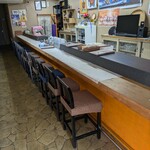 HIMALAYAN SAKURA - 店内。1階はカウンター席のみ。2階もあり