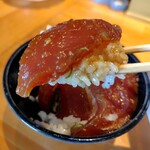 麺家 たけ田 - ヨコワの漬け丼一口