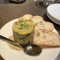 COLONIAL BEACH 横浜ハンマーヘッド - 小エビとアボカドのカレーマヨネーズあえ
