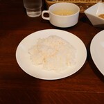 ビストロ コゥジィ - お皿にくっつかない、見事な"炊き"と"蒸らし"のライスも旨い。