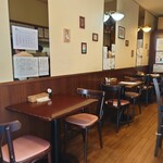 ビストロ コゥジィ - 玄関入ってすぐ左のテーブル席。右は厨房前のカウンター席です。店内奥、左右にもテーブ席があります。