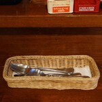 ビストロ コゥジィ - 着席時に、メニューと一緒に置いているカラトリーバスケット。箸以外は入っています。ナイフは、"肉用"と"魚用"の両方。