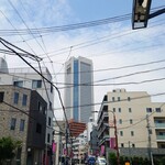 ビストロ コゥジィ - お店を出て右を見ると、オペラシティ。初台駅中央口・南出入口から三〜四分くらいの駅チカ立地です。