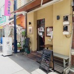 ビストロ コゥジィ - 扉の中が少し見えるので、入りづらくはないお店です。