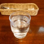 ビストロ コゥジィ - 管理の行き届いた綺麗なグラスで提供してくれる冷たいお水。