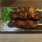いち花 - (上)しゃも皮串　(中)牛レバー串　(下)牛串