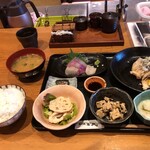 魚河岸 宮武 - 本日の日替り定食　右上メインのボリューム感が...(-｡-;  昔はもっと...
