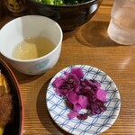 やぐら - お茶と漬物も付いてくるようです
