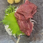 東屋慶名 - ヤギ刺し