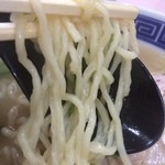 大阪屋 - やや白っぽい麺の感じ。