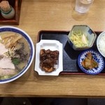 大阪屋 - 元祖ラーメンと＋￥200の満足セット。