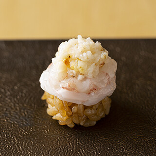 ネタの旨味を引き立てる、京都店独自の赤酢シャリ