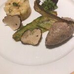 鮎と夏トリュフのムース フィレのソテーバジルソース 桃とミントのサラダを添えて