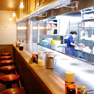 カウンター席では目の前でお好み焼が焼き上がる様子を楽しめます♪