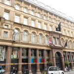 Hard Days Night Hotel - Fab4の銅像が2階に