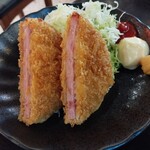 居酒屋スタンド ジャンプ - ハムカツ200円税別、以下外税表記、これで200円は晩杯屋並みに安い。ジャンプなのでスキーのジャンプ台風に撮ってみた。