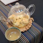 日本料理 TOBIUME - ①玉蜀黍(品種:ドルチェドリーム、福岡県若松産、朝収穫)の芯で煮出したお茶 
      芯にこれだけの甘みがあることが素晴らしい
      土地の力や個体の生命力に依るものなんだろうなぁ