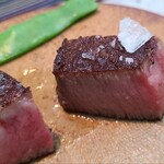 日本料理 TOBIUME - ⑧炭火焼き高千穂牛シャトーブリアン(宮崎県高千穂産、27ヶ月肥育の雌、A5ランク)
      外はカリッとした食感、脂の旨みは濃厚だけど後味はスッキリ、牛のクドみ・エグみと無縁
      胃袋に負担のない珠玉のお肉でした