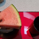 日本料理 TOBIUME - ⑬西瓜(福岡県若松産、若松クイーン)
      瑞々しい甘みの若松クイーン
      お飲み物②焙じ茶(八女茶、星野製茶園) 