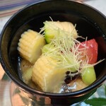 日本料理 TOBIUME - ⑨トマト(福岡県若松産)、枝豆(福岡県若松産)、ズッキーニ(福岡県若松産)、ヤングコーン(福岡県若松産)、ヤングコーンの髭(福岡県若松産)の飯蒸し(餅米、福岡県小倉産、はざま農園) 
      野菜好きは嬉しい
