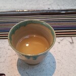 日本料理 TOBIUME - ①玉蜀黍(品種:ドルチェドリーム、福岡県若松産、朝収穫)の芯で煮出したお茶 
      芯にこれだけの甘みがあることが素晴らしい
      土地の力や個体の生命力に依るものなんだろうなぁ