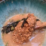 日本料理 TOBIUME - ⑪真鯛(福岡県遠賀産)胡麻和え&鯛出汁茶漬け
      鯛出汁を掛けて真鯛茶漬け、もうお腹いっぱいになりつつありますが、残すという選択肢はありません