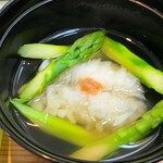 日本料理 TOBIUME - ④骨折り鱧(福岡県芦屋産、雌)、グリーンアスパラガス(福岡県若松産)、利尻昆布と削り立て血合抜き本枯節の出汁のお椀
      お出汁の滲みた鱧、堪らない美味しさ
      グリーンアスパラガスの瑞々しさも○